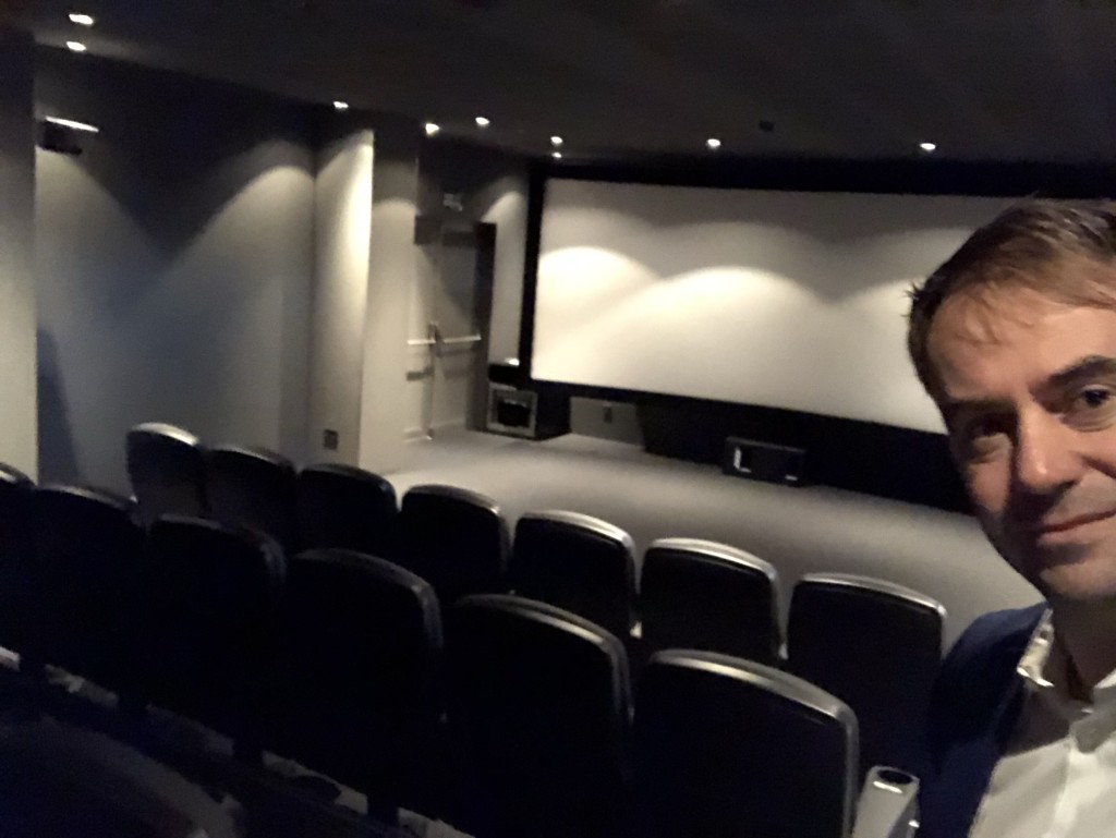 Hier schauen die Real-Profis Filme im privaten Kino-Saal