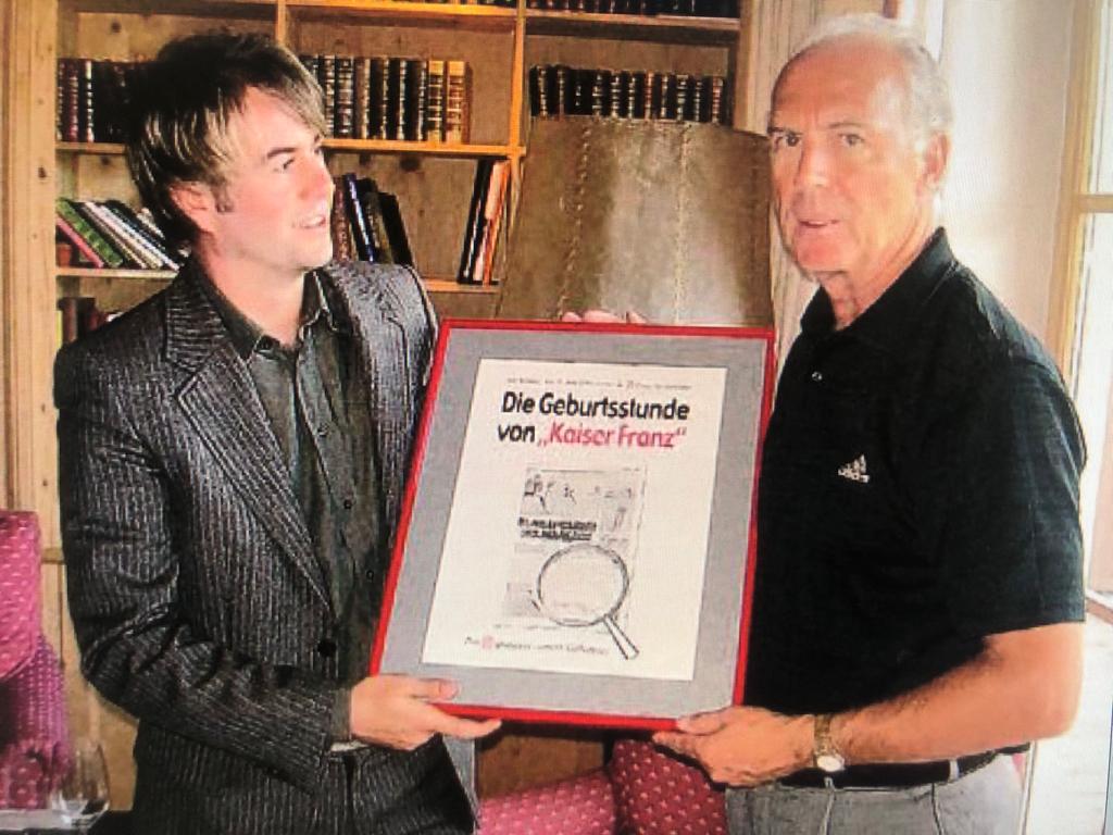 Ich überreiche Franz Beckenbauer 2005 den Artikel, an dem er am 16. Juni 1969 erstmals als der „Kaiser“ tituliert wurde